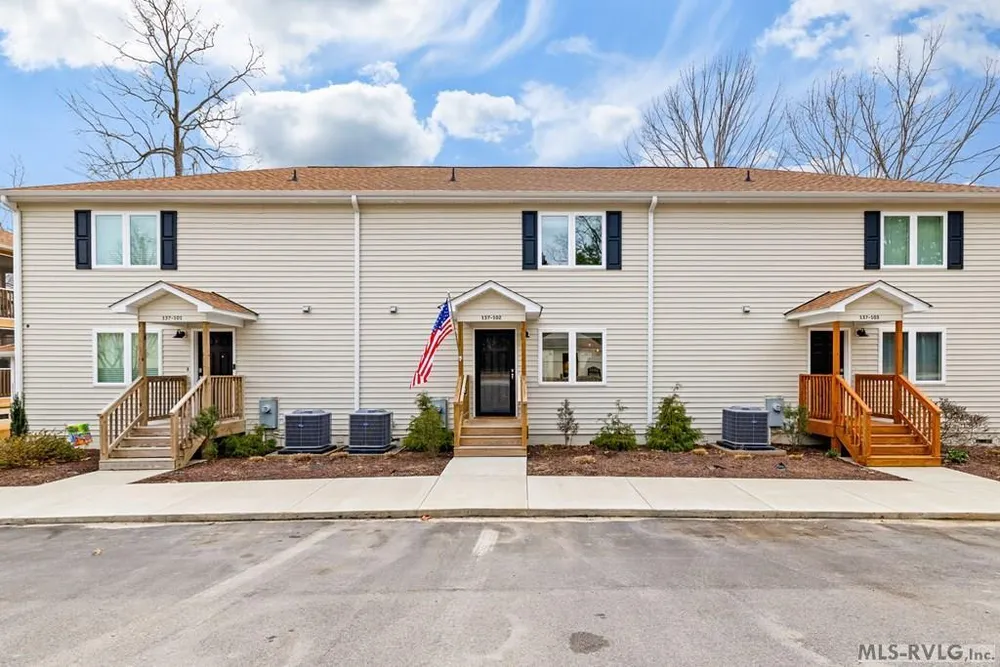 102 Gaston Pointe Dr, Littleton, NC 27850
