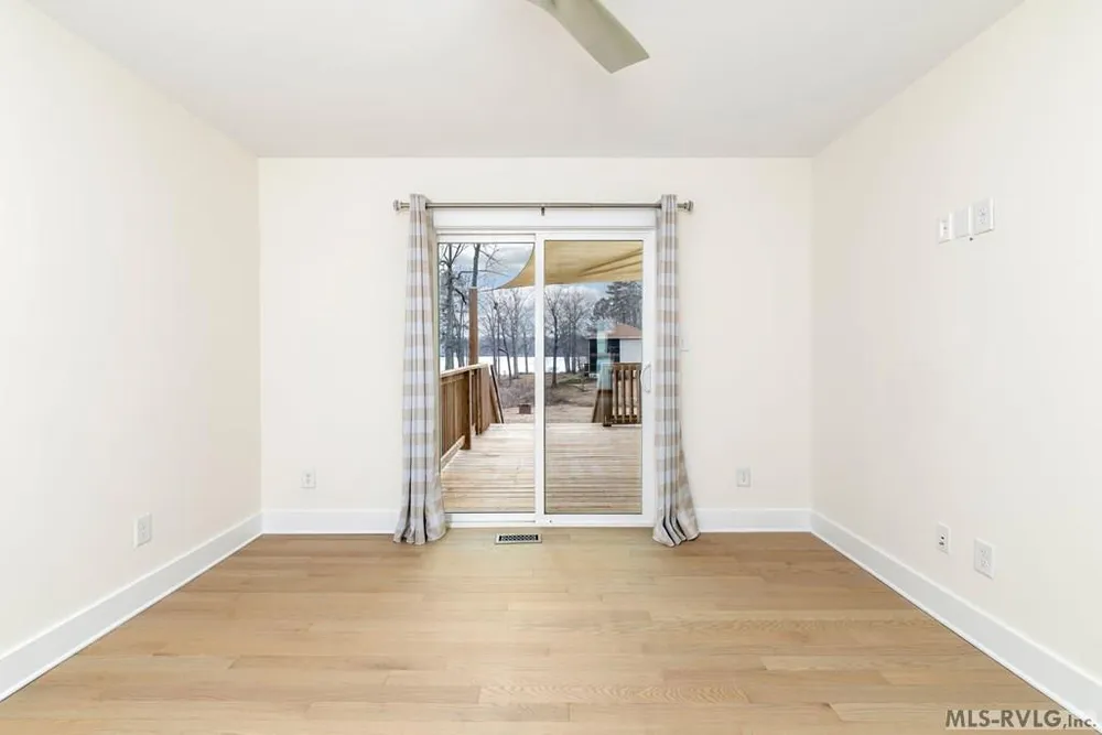 102 Gaston Pointe Dr, Littleton, NC 27850