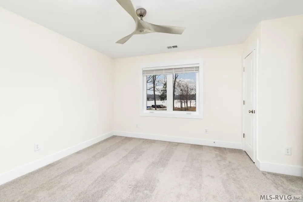 102 Gaston Pointe Dr, Littleton, NC 27850