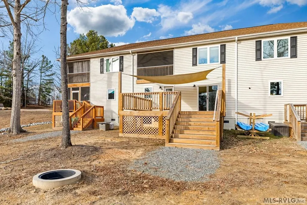 102 Gaston Pointe Dr, Littleton, NC 27850