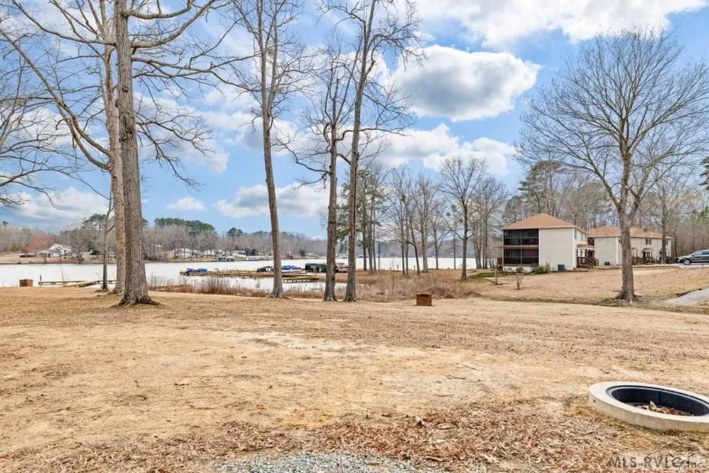 102 Gaston Pointe Dr, Littleton, NC 27850