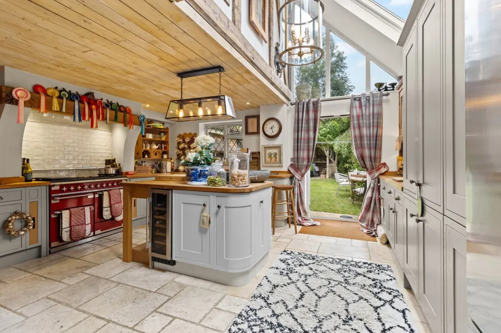 Property carousel item 4