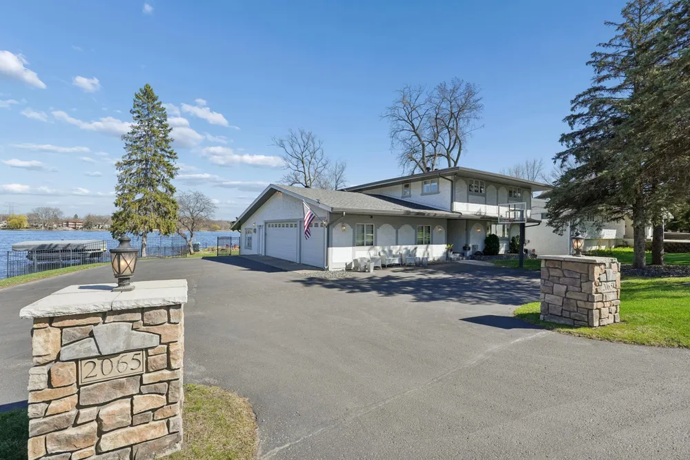 2065 Long Lake Rd, New Brighton, MN 55112