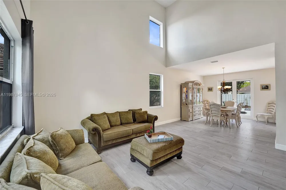 484 Cambridge Dr, Weston, FL 33326