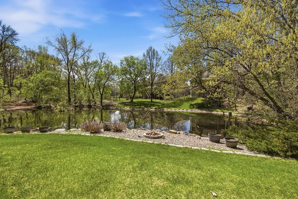 1316 Summit Oaks Dr, Burnsville, MN 55337