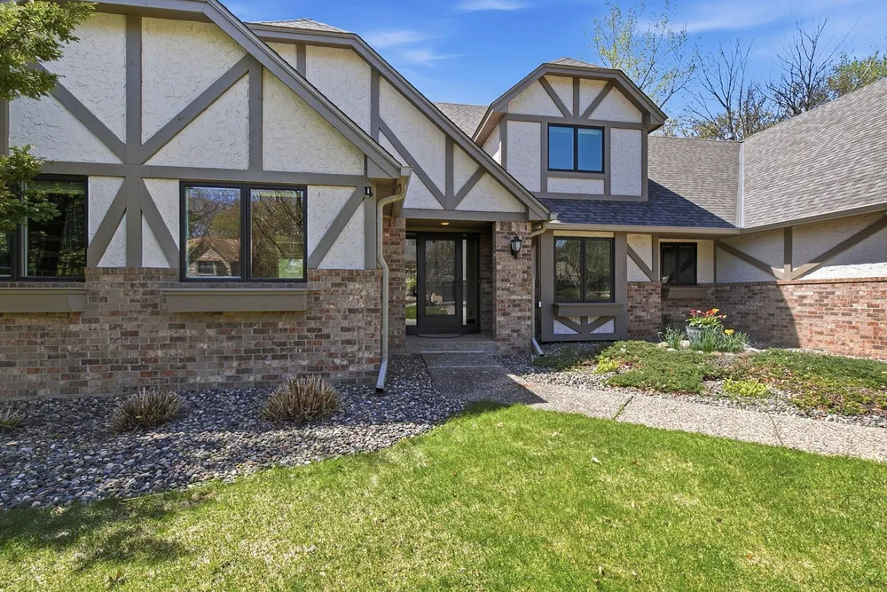 1316 Summit Oaks Dr, Burnsville, MN 55337