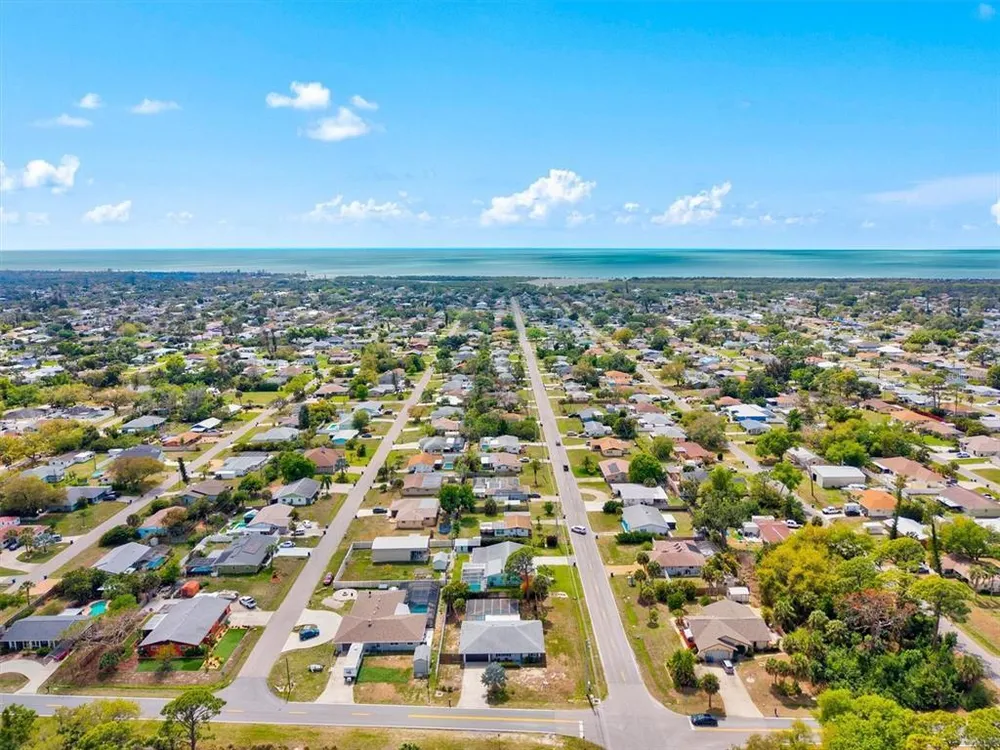 3310 Siesta Dr, Venice, FL 34293