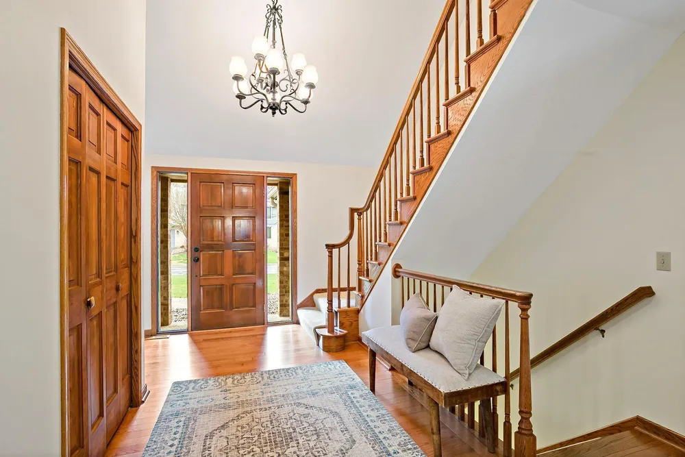 1316 Summit Oaks Dr, Burnsville, MN 55337
