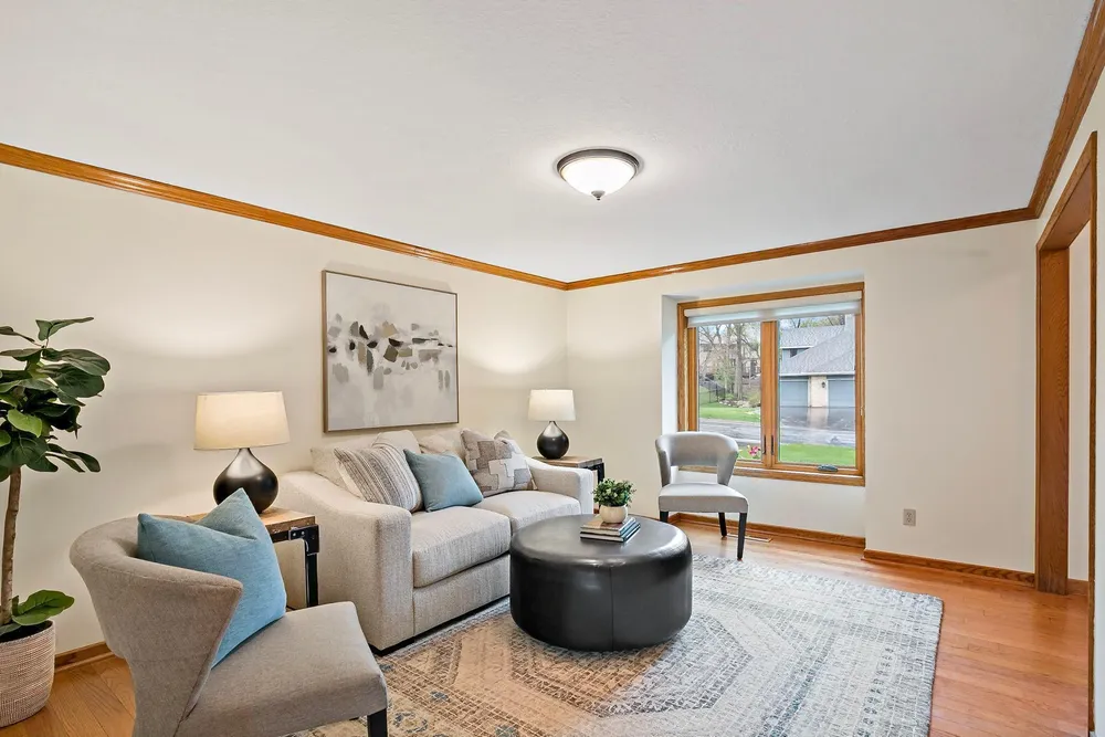 1316 Summit Oaks Dr, Burnsville, MN 55337