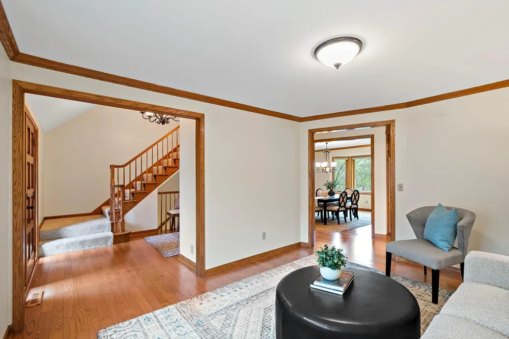 1316 Summit Oaks Dr, Burnsville, MN 55337
