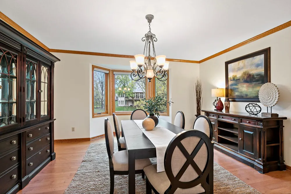 1316 Summit Oaks Dr, Burnsville, MN 55337