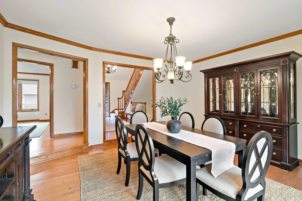 1316 Summit Oaks Dr, Burnsville, MN 55337