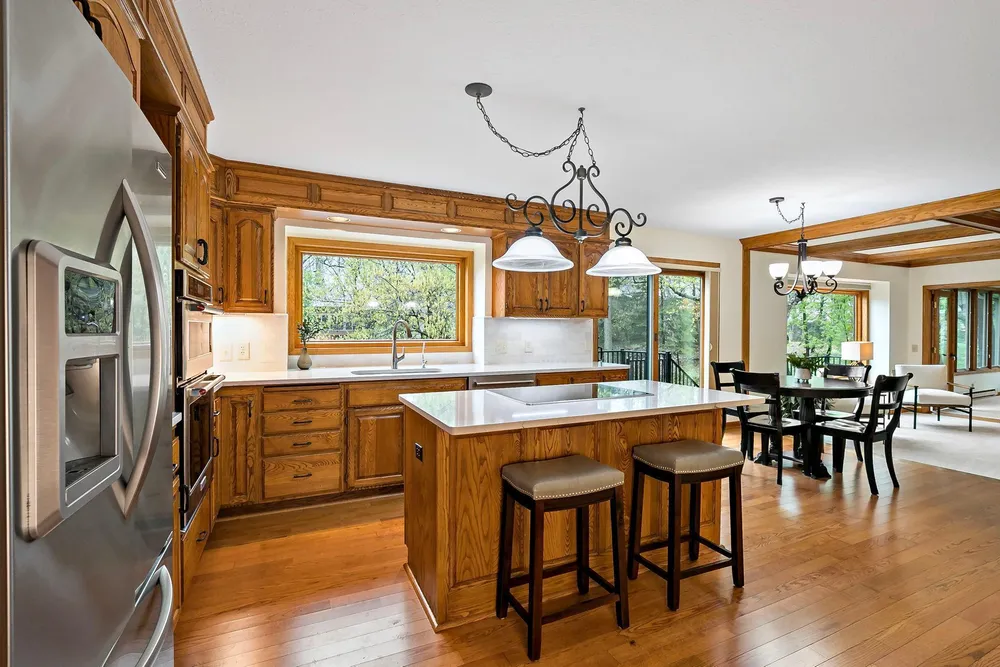 1316 Summit Oaks Dr, Burnsville, MN 55337