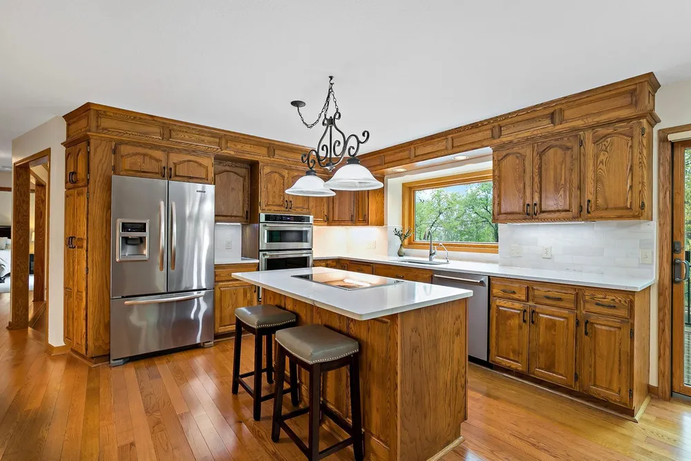 1316 Summit Oaks Dr, Burnsville, MN 55337