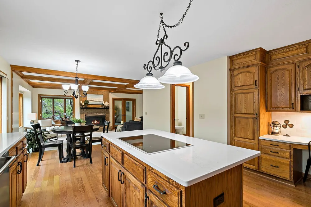 1316 Summit Oaks Dr, Burnsville, MN 55337