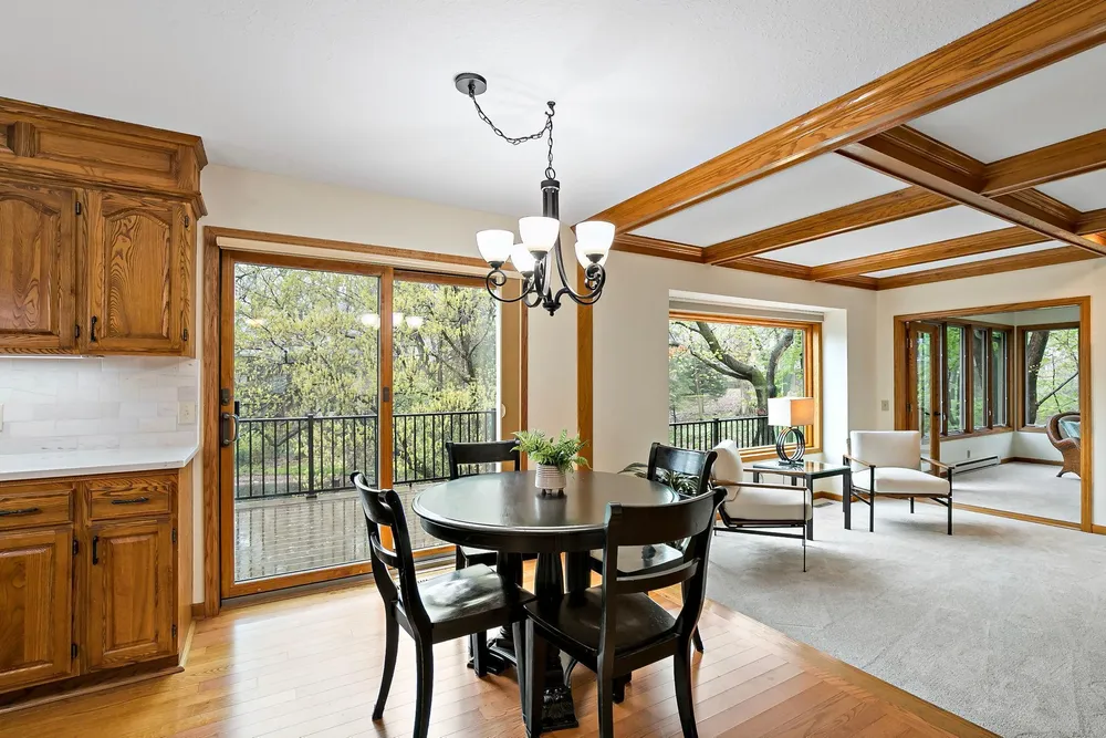 1316 Summit Oaks Dr, Burnsville, MN 55337