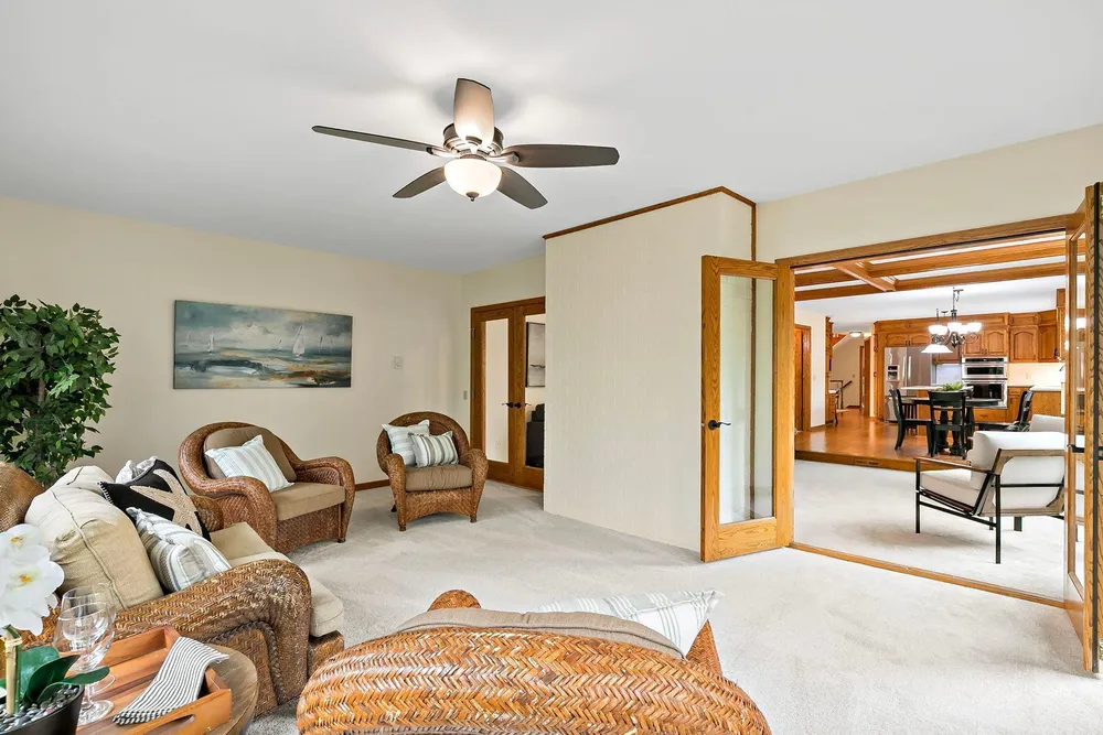 1316 Summit Oaks Dr, Burnsville, MN 55337