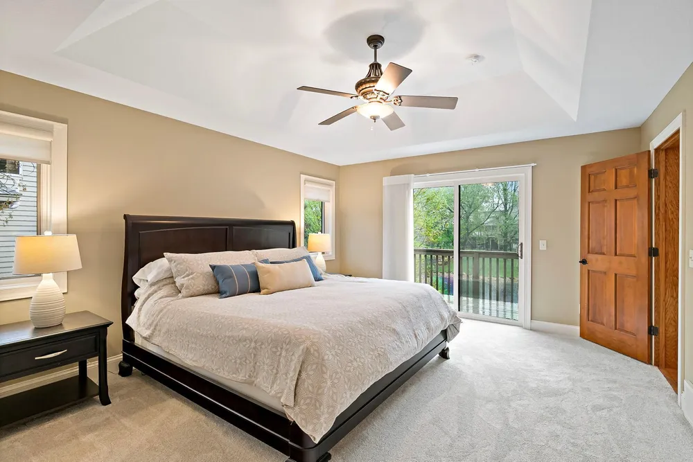 1316 Summit Oaks Dr, Burnsville, MN 55337