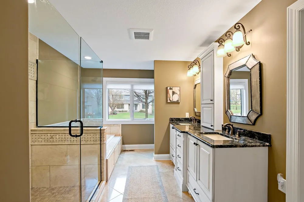 1316 Summit Oaks Dr, Burnsville, MN 55337