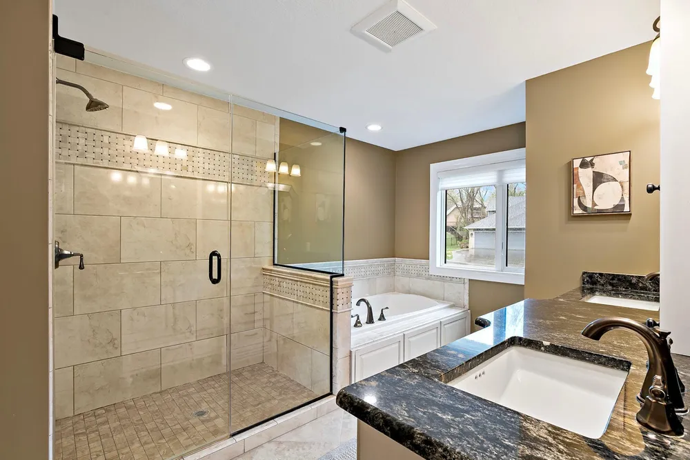 1316 Summit Oaks Dr, Burnsville, MN 55337