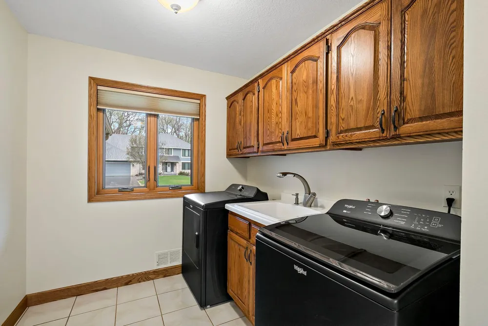 1316 Summit Oaks Dr, Burnsville, MN 55337