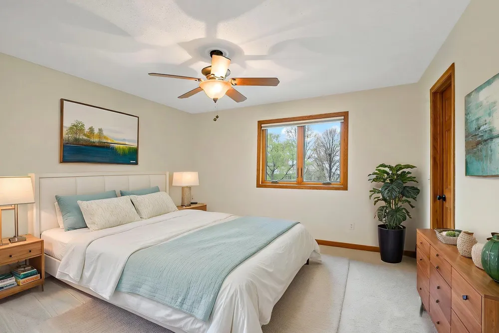 1316 Summit Oaks Dr, Burnsville, MN 55337