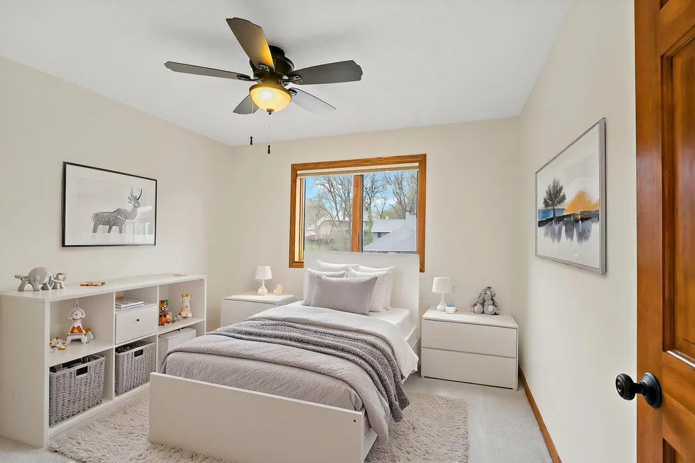 1316 Summit Oaks Dr, Burnsville, MN 55337