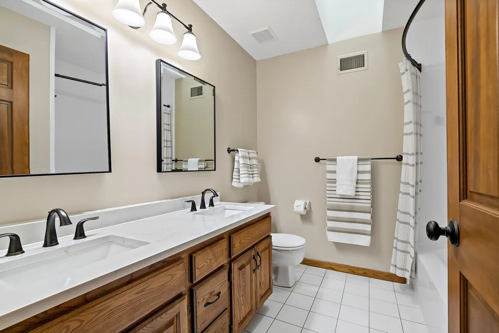 1316 Summit Oaks Dr, Burnsville, MN 55337