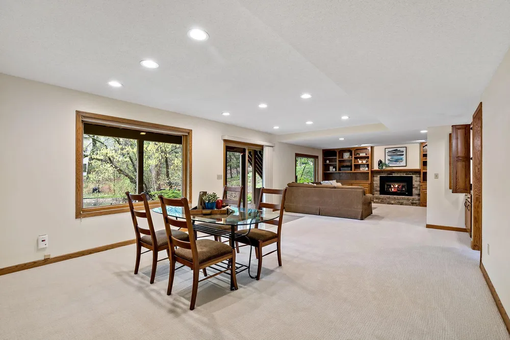1316 Summit Oaks Dr, Burnsville, MN 55337