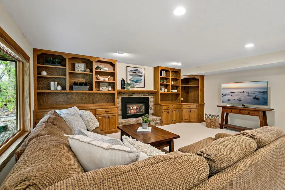1316 Summit Oaks Dr, Burnsville, MN 55337