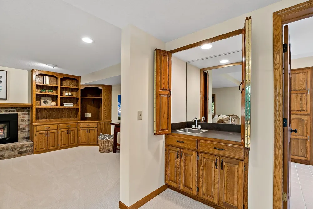 1316 Summit Oaks Dr, Burnsville, MN 55337