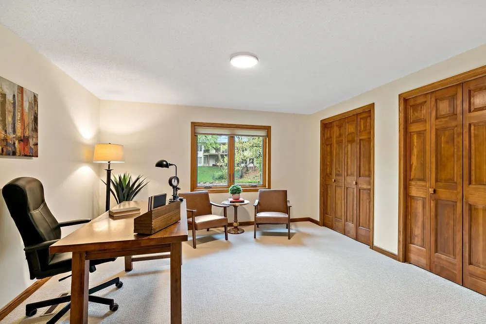1316 Summit Oaks Dr, Burnsville, MN 55337