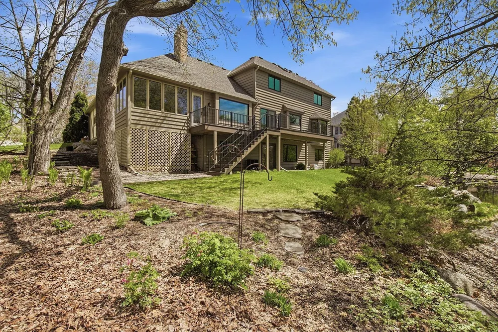 1316 Summit Oaks Dr, Burnsville, MN 55337