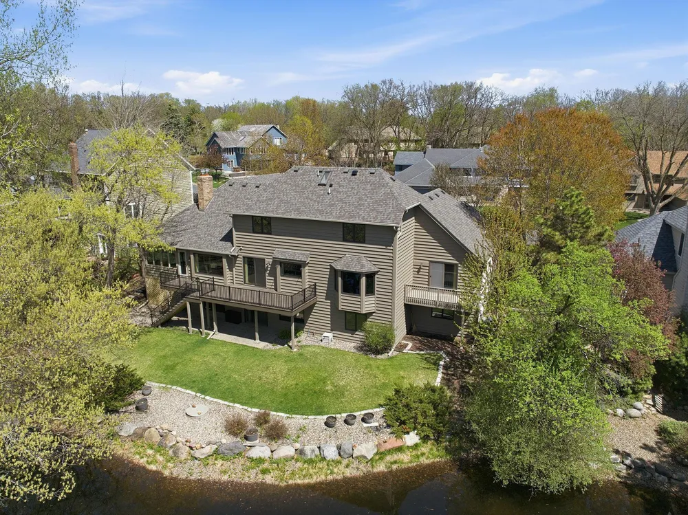 1316 Summit Oaks Dr, Burnsville, MN 55337