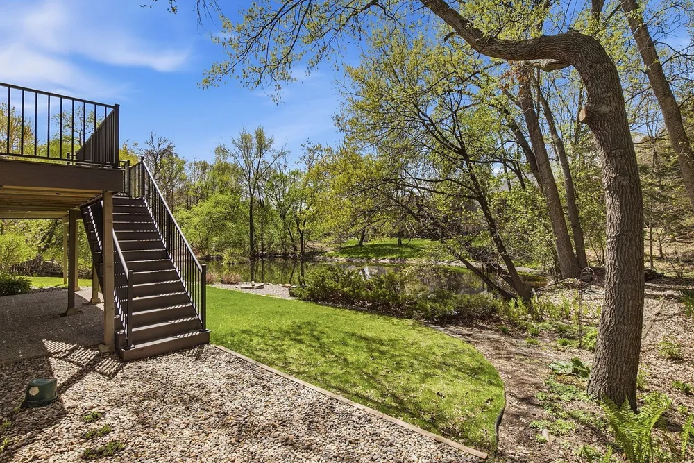 1316 Summit Oaks Dr, Burnsville, MN 55337