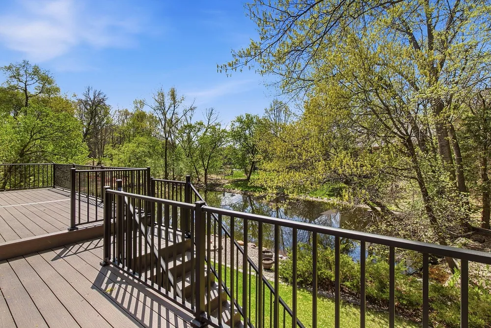 1316 Summit Oaks Dr, Burnsville, MN 55337