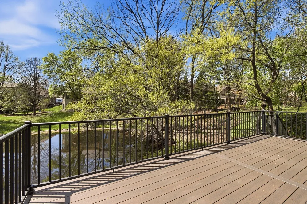 1316 Summit Oaks Dr, Burnsville, MN 55337
