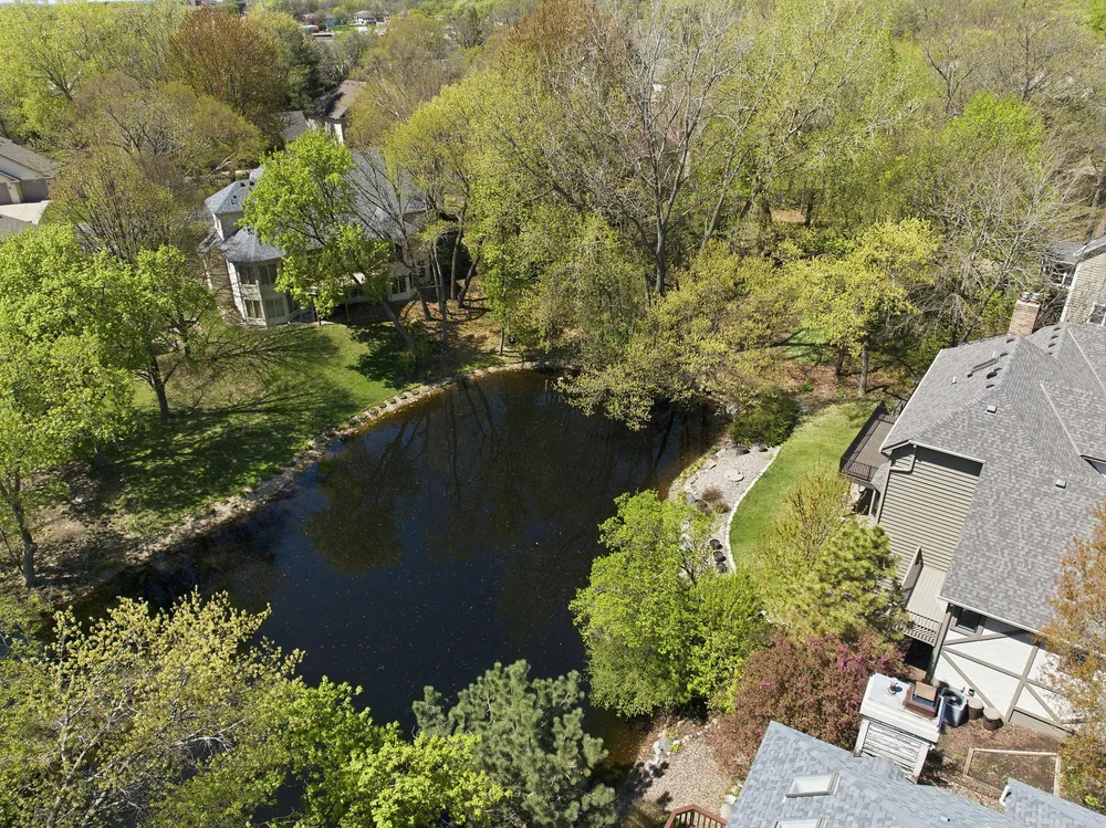 1316 Summit Oaks Dr, Burnsville, MN 55337