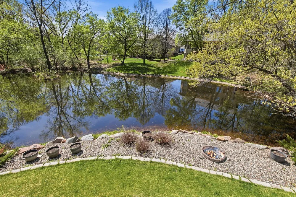 1316 Summit Oaks Dr, Burnsville, MN 55337