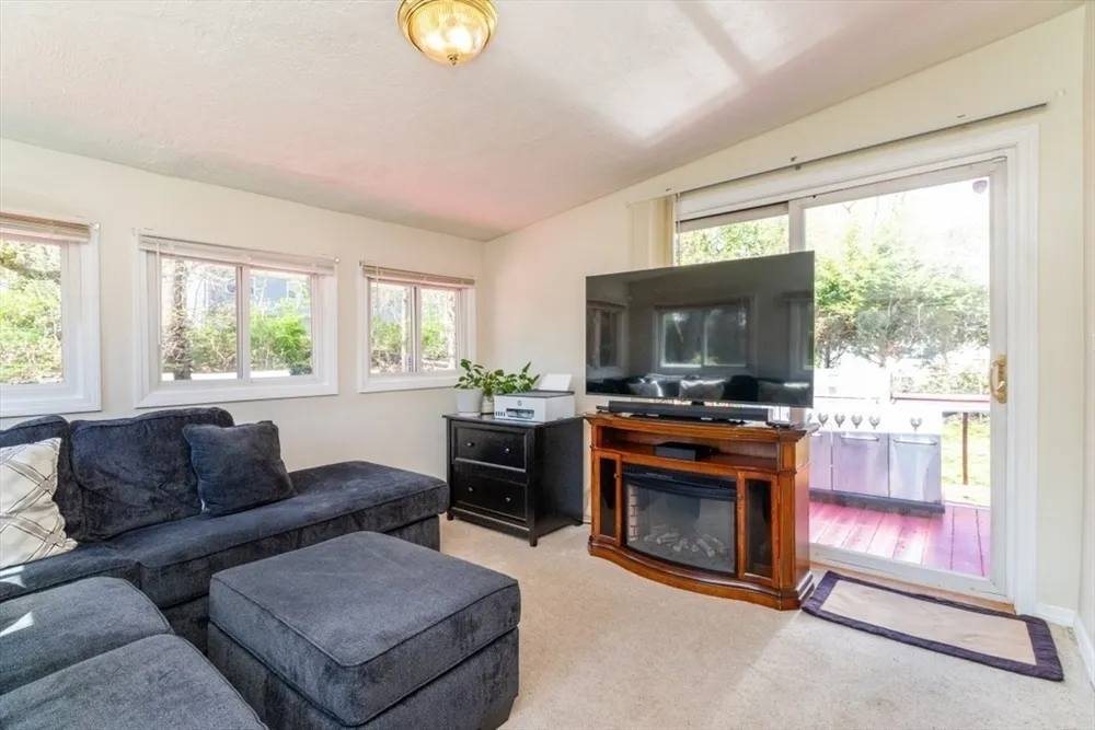 89 FERNANDEZ CIR, Randolph, MA 02368