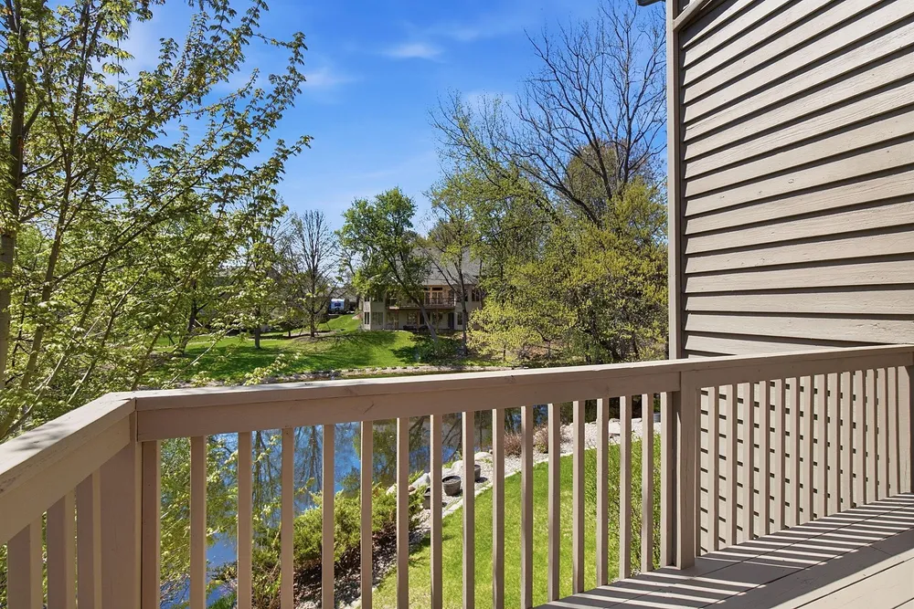 1316 Summit Oaks Dr, Burnsville, MN 55337