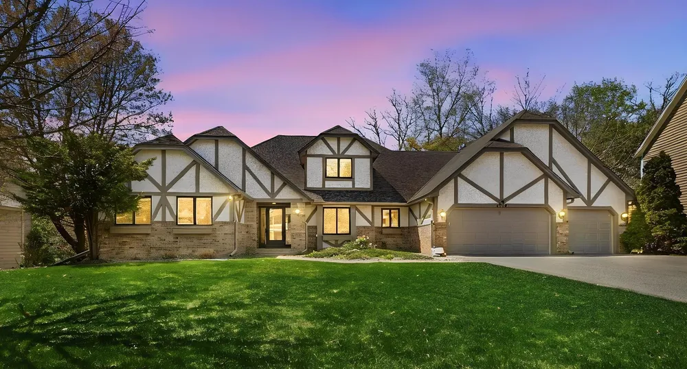 1316 Summit Oaks Dr, Burnsville, MN 55337