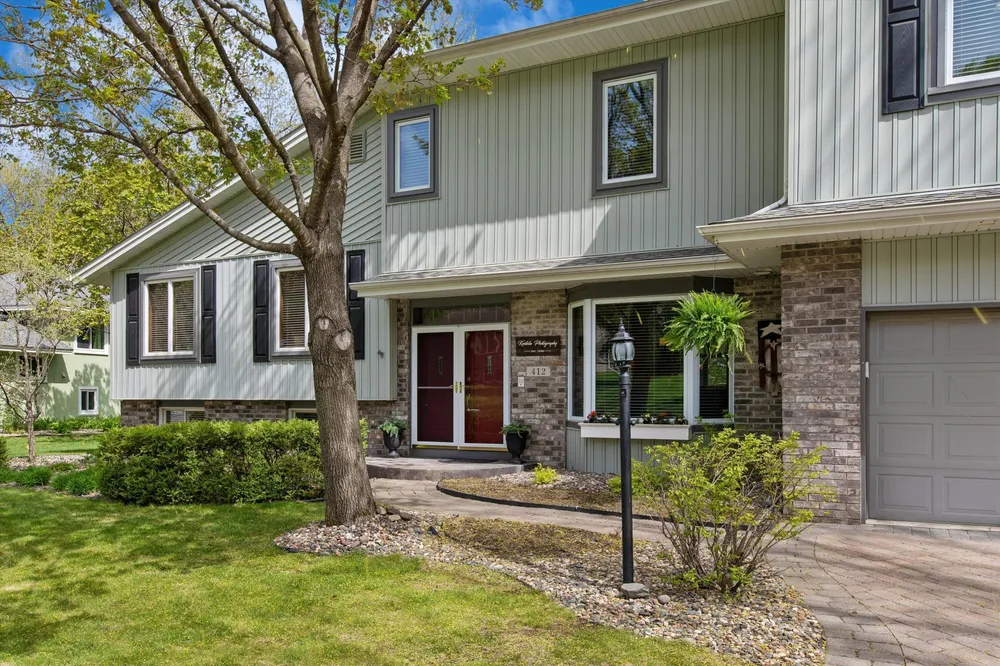 412 E 135th St, Burnsville, MN 55337