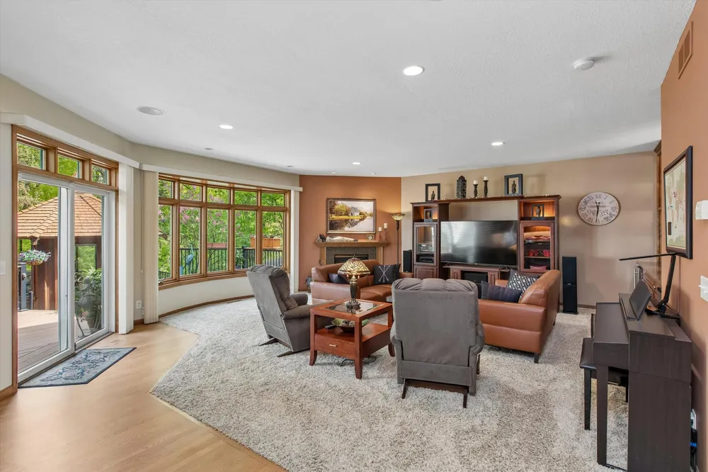 412 E 135th St, Burnsville, MN 55337