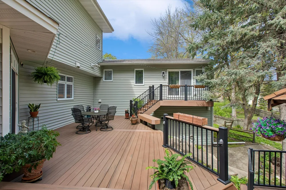 412 E 135th St, Burnsville, MN 55337