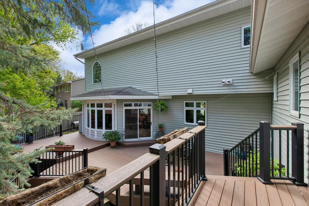 412 E 135th St, Burnsville, MN 55337