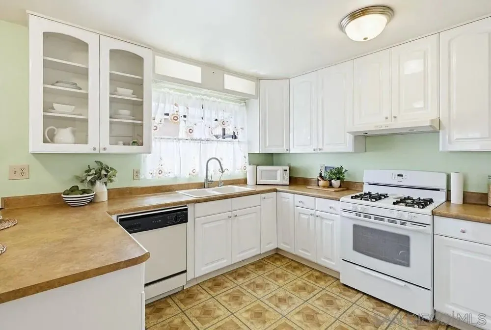 9832 Estrella Dr, Spring Valley, CA 91977