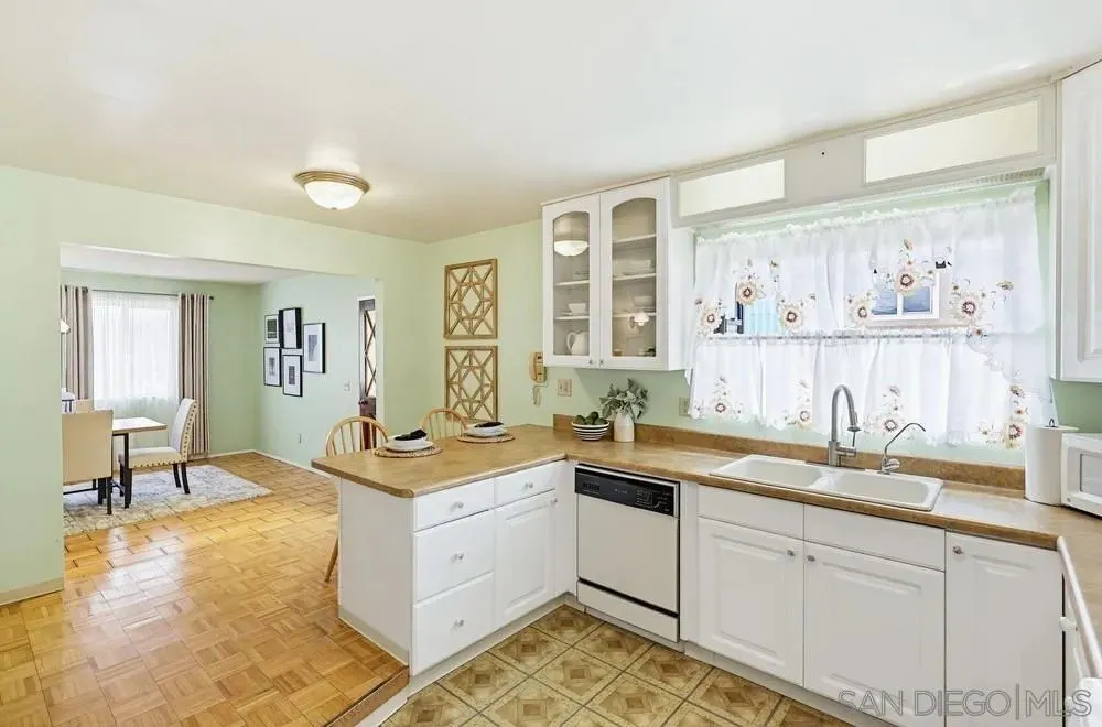 9832 Estrella Dr, Spring Valley, CA 91977