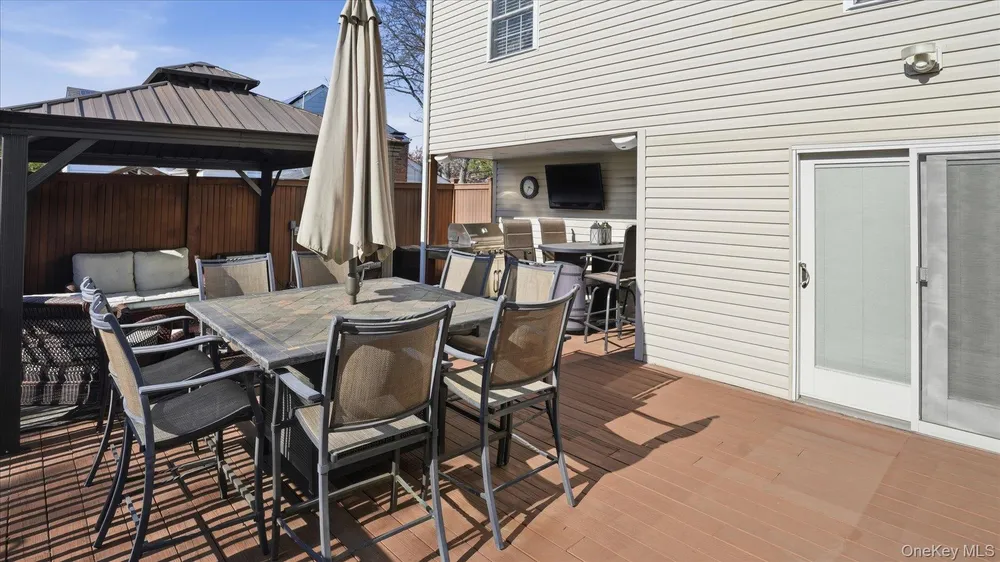 20 Camp Dr, Selden, NY 11784