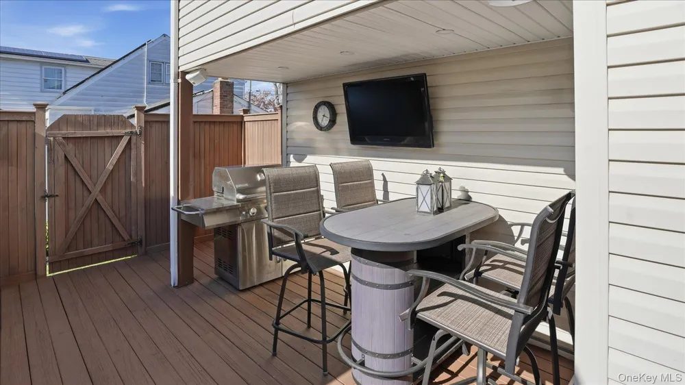 20 Camp Dr, Selden, NY 11784
